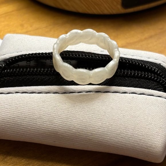 Qalo Silicone Ring, Pearl Scallop Design, Special Wedding Edition - Picture 2 of 4